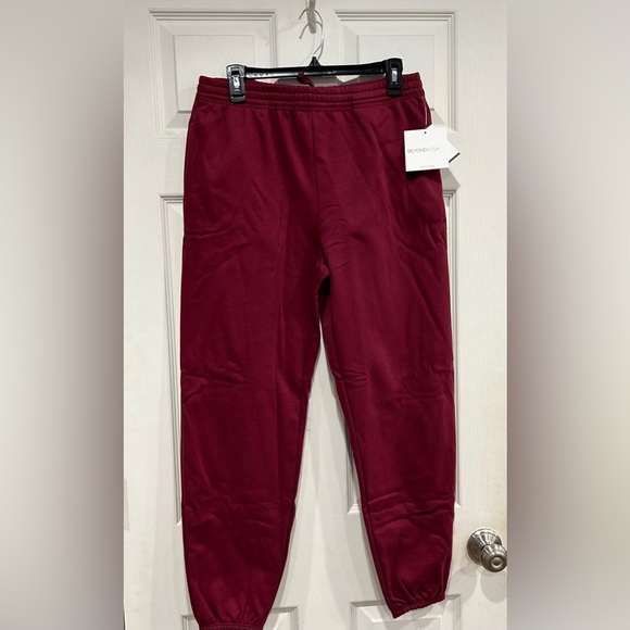 Beyond Yoga Women's Medium LuxeFleece Sweatpant Maroon California Merlot NWT - Picture 1 of 10